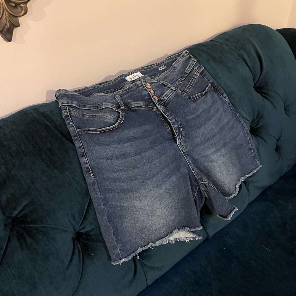 Nicole Miller Distressed Blue Jean Shorts - Picture 4 of 7